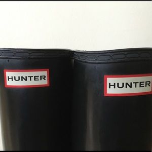 BLACK HUNTER BOOTS W/ SOCKS